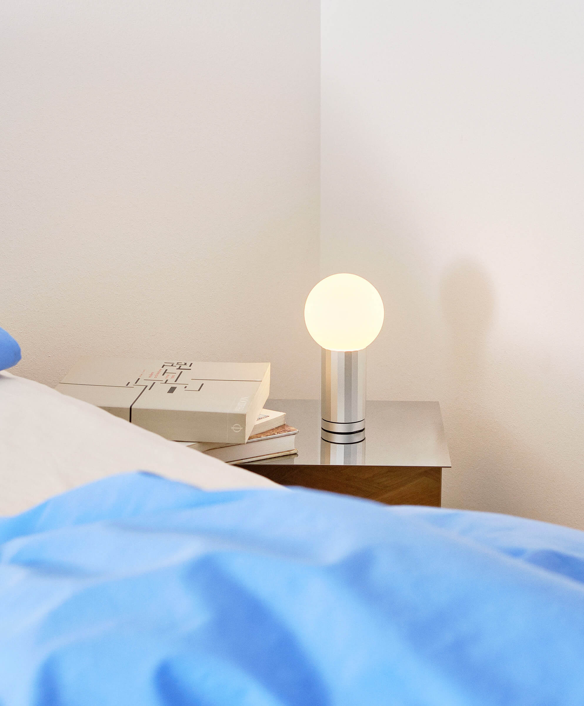 Turn On Tischleuchte Aluminium