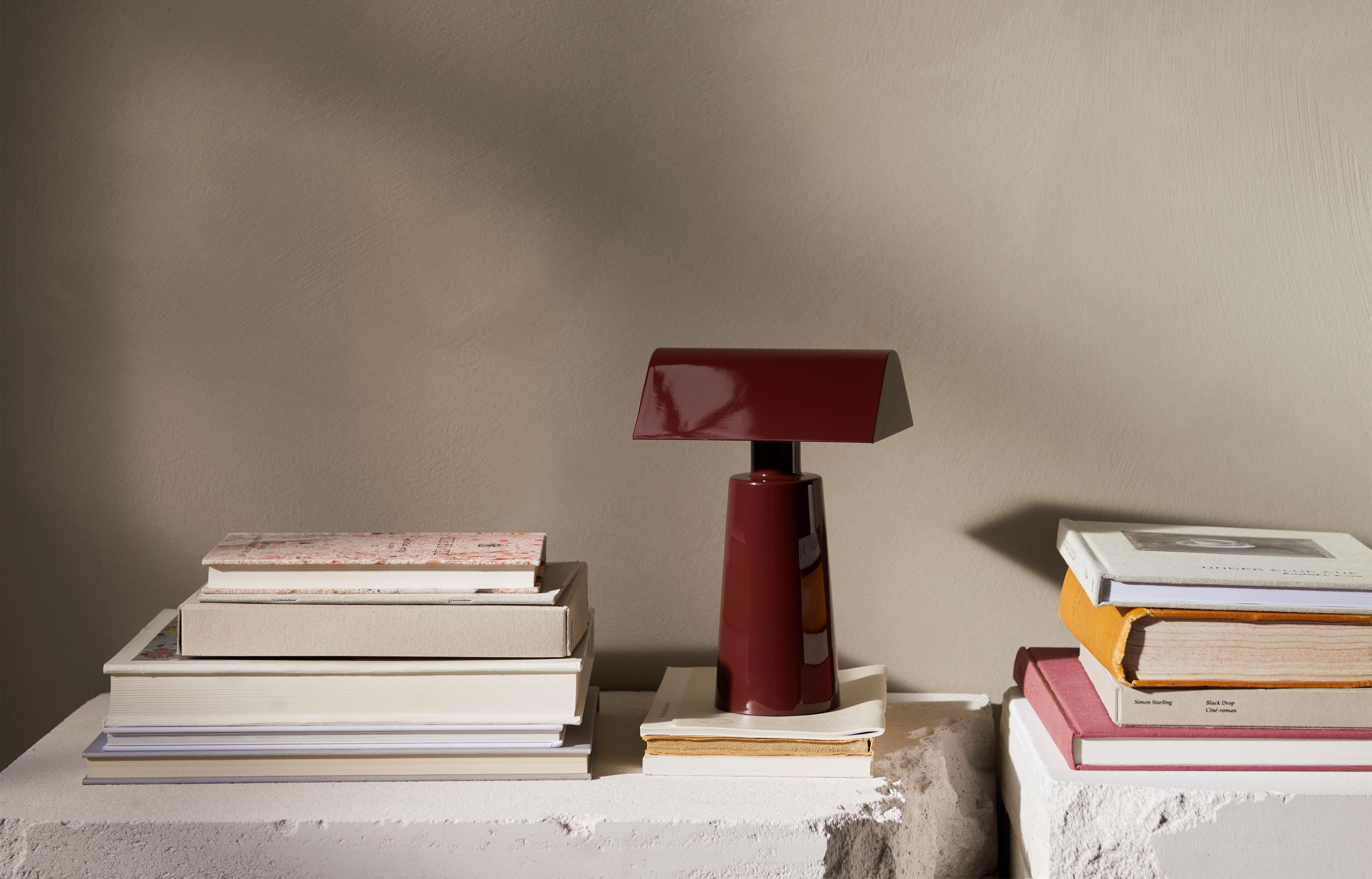 Caret MF1 Tragbare Akku Leuchte - Dark Burgundy