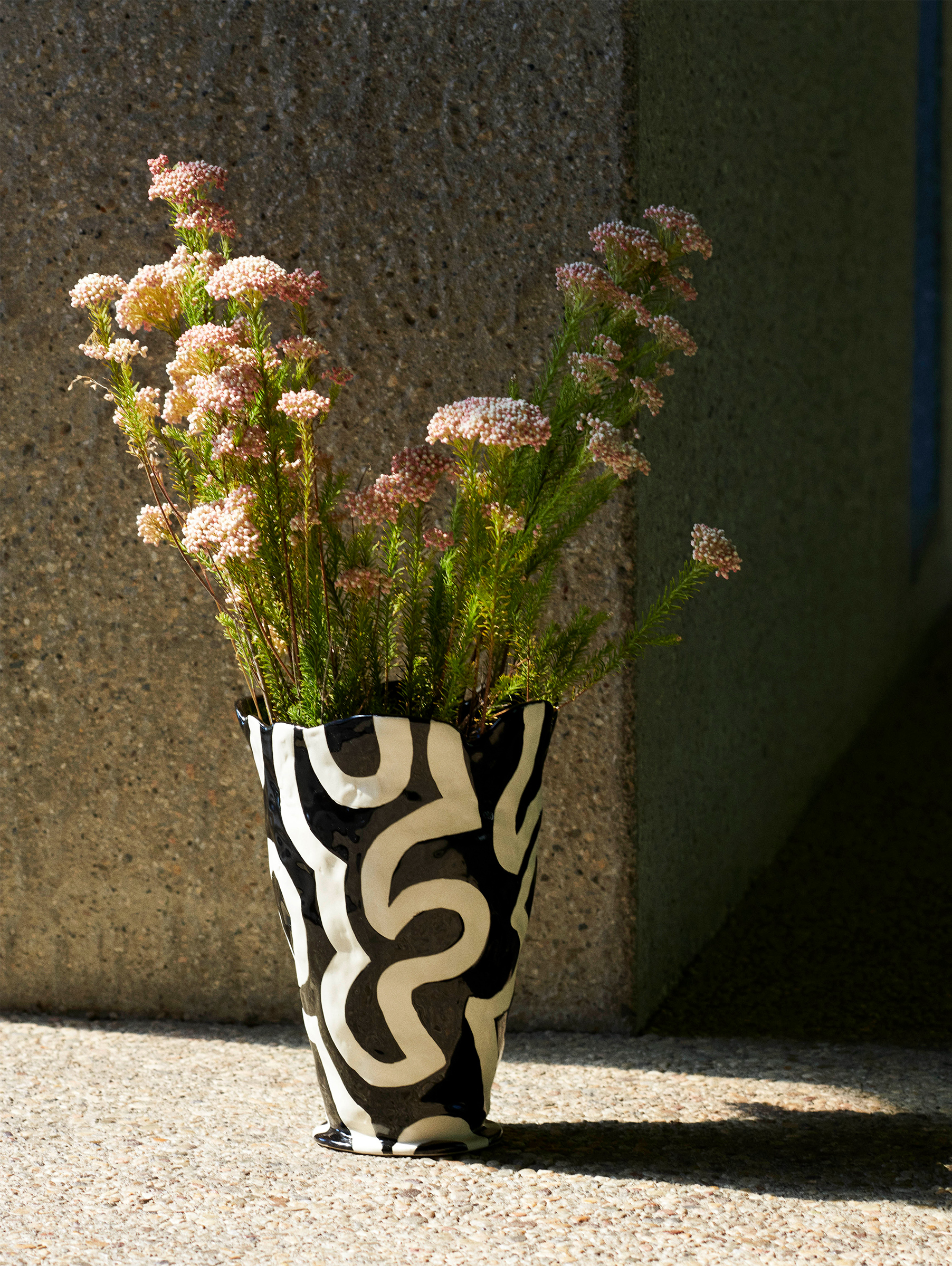 Jessica Hans Shadow Vase Schwarz und Weiß