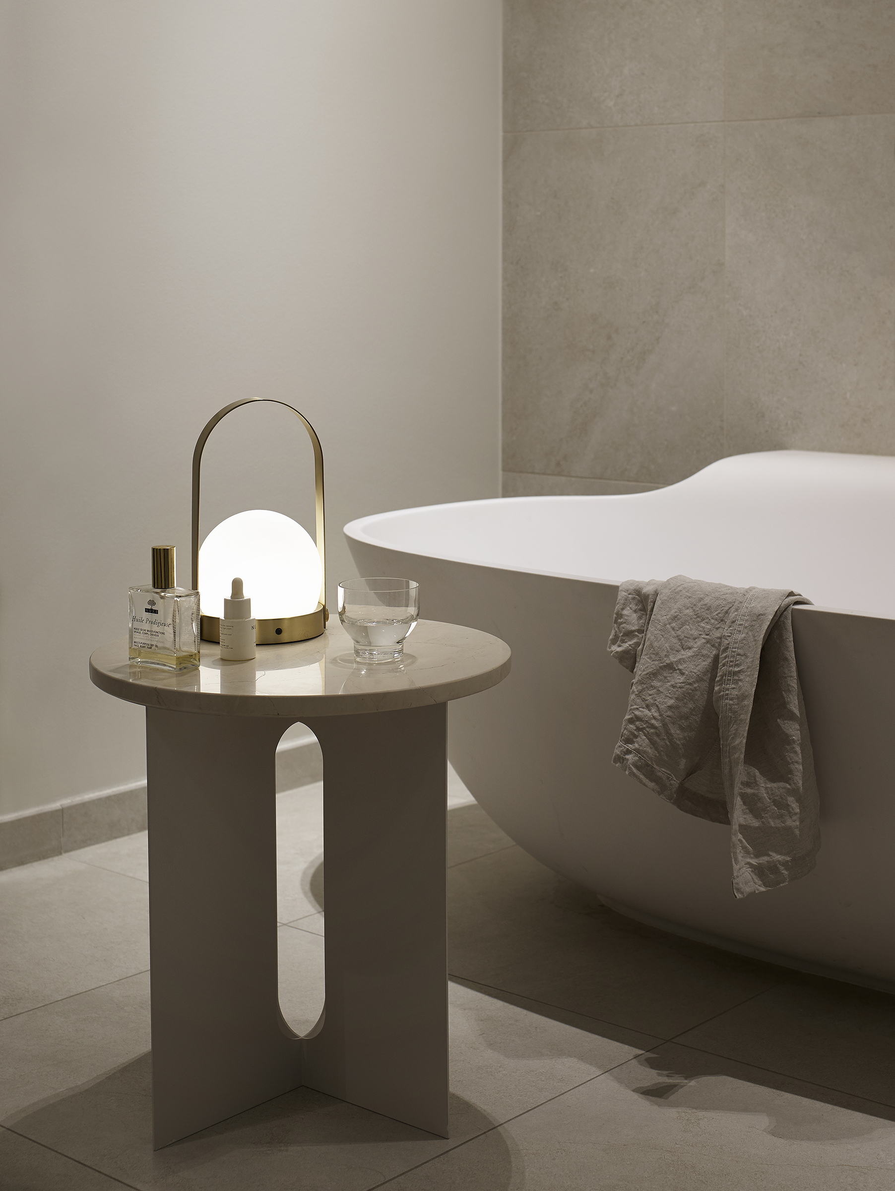 Carrie tragbare Akku Tischleuchte - Gebürstetes Messing