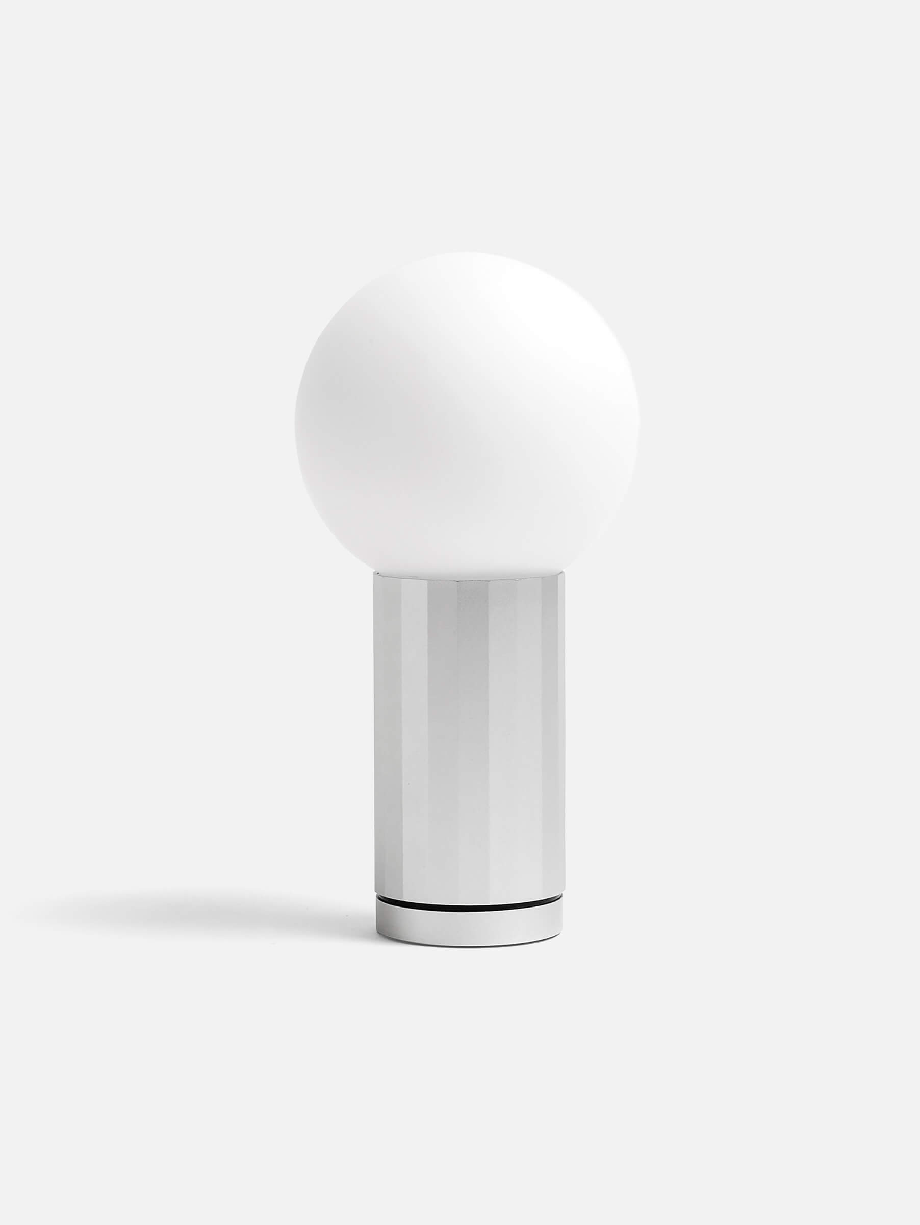 Turn On Tischleuchte Aluminium