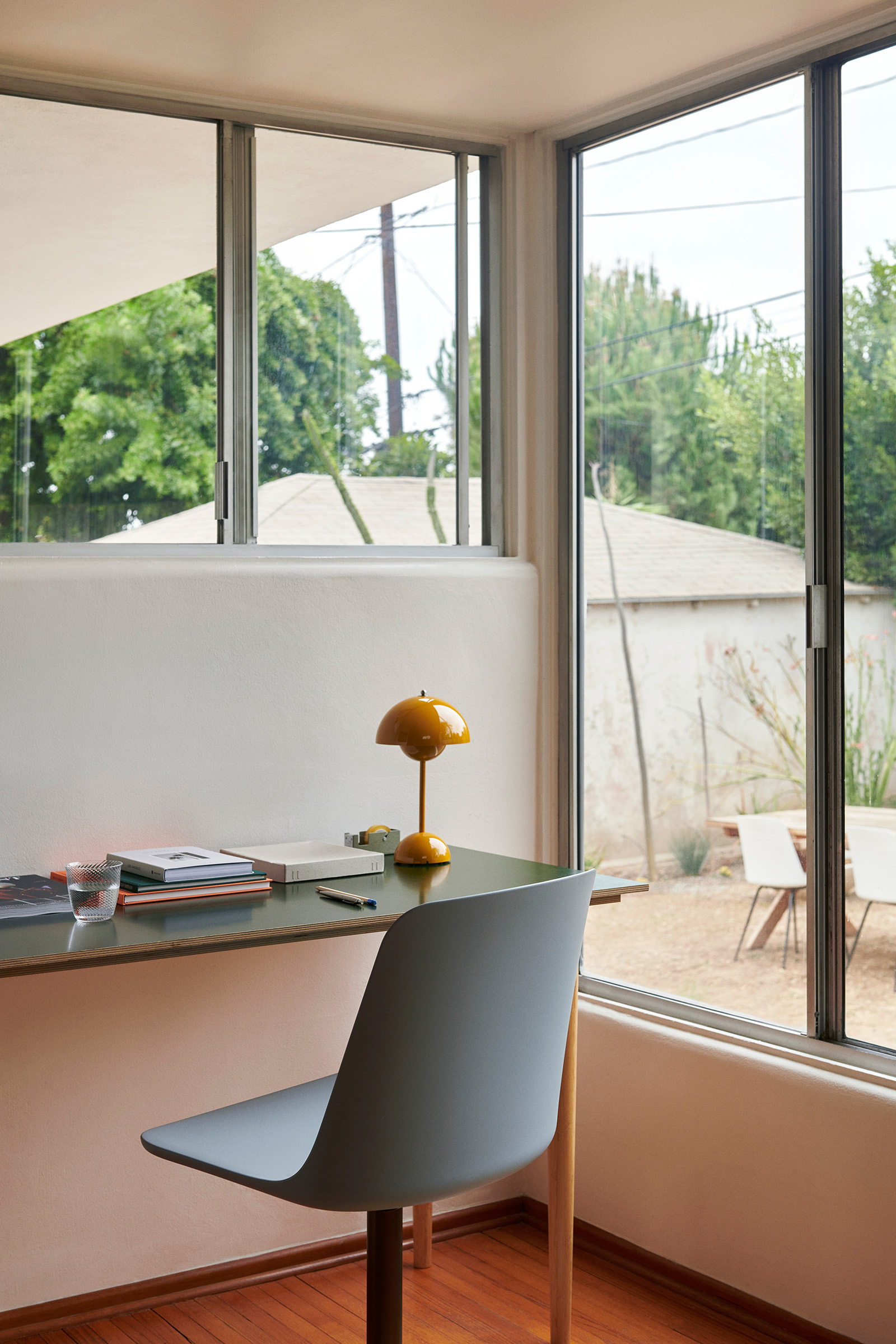 Flowerpot VP9 Portable Tischleuchte - Mustard