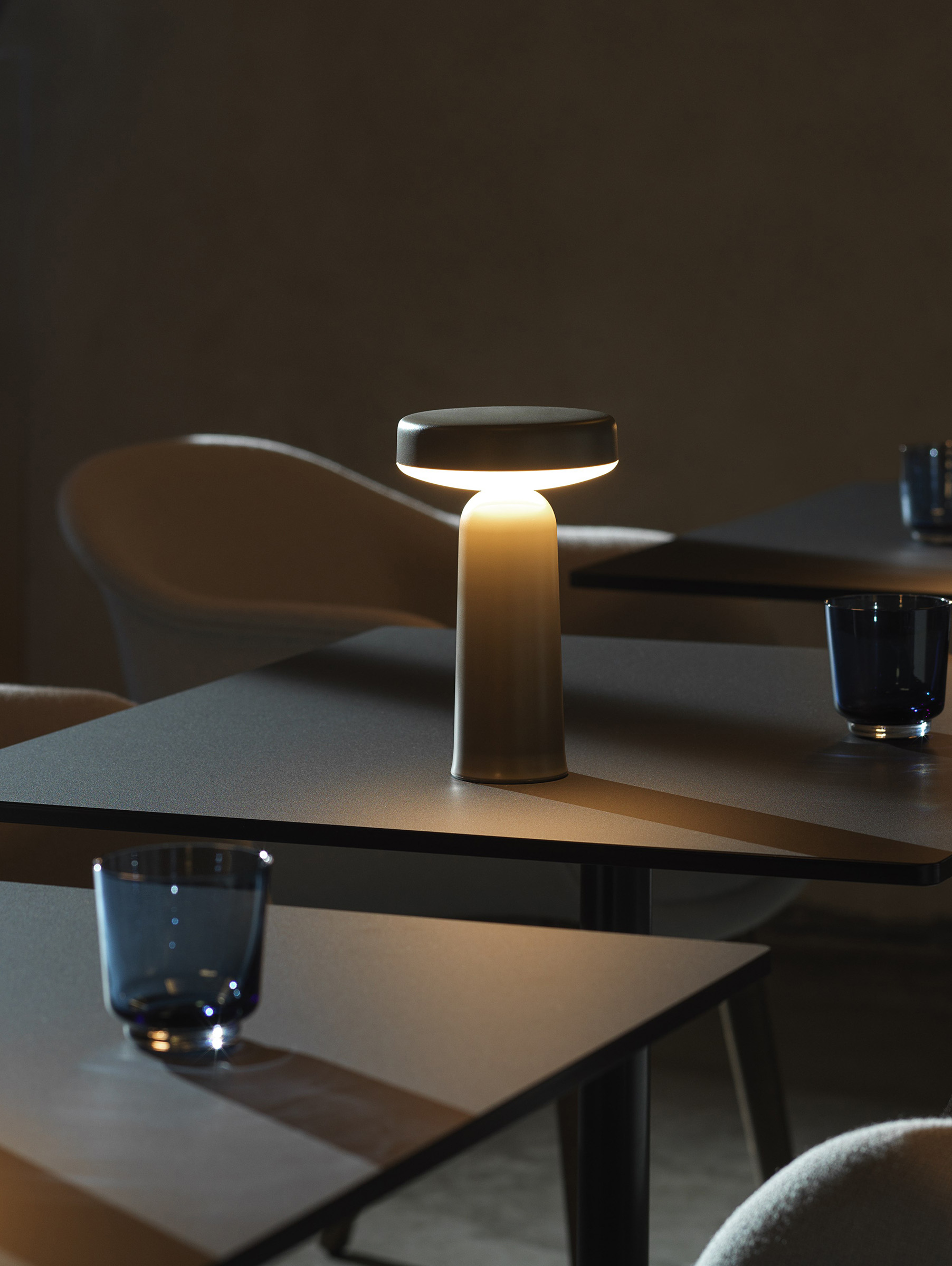 Ease tragbare Akku Tischleuchte - Taupe